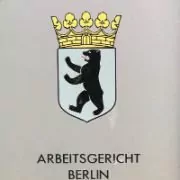 Arbeitsgericht Berlin - Schild - klein - am Eingang